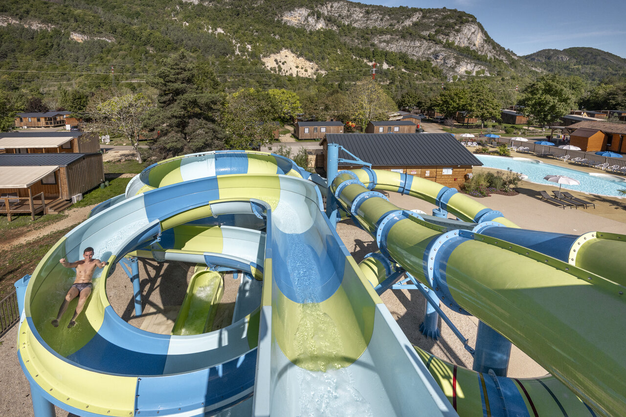Tobog�n acu�tico gigante y piscina exterior en el camping CLICOCHIC Chancia en Chancia (01).