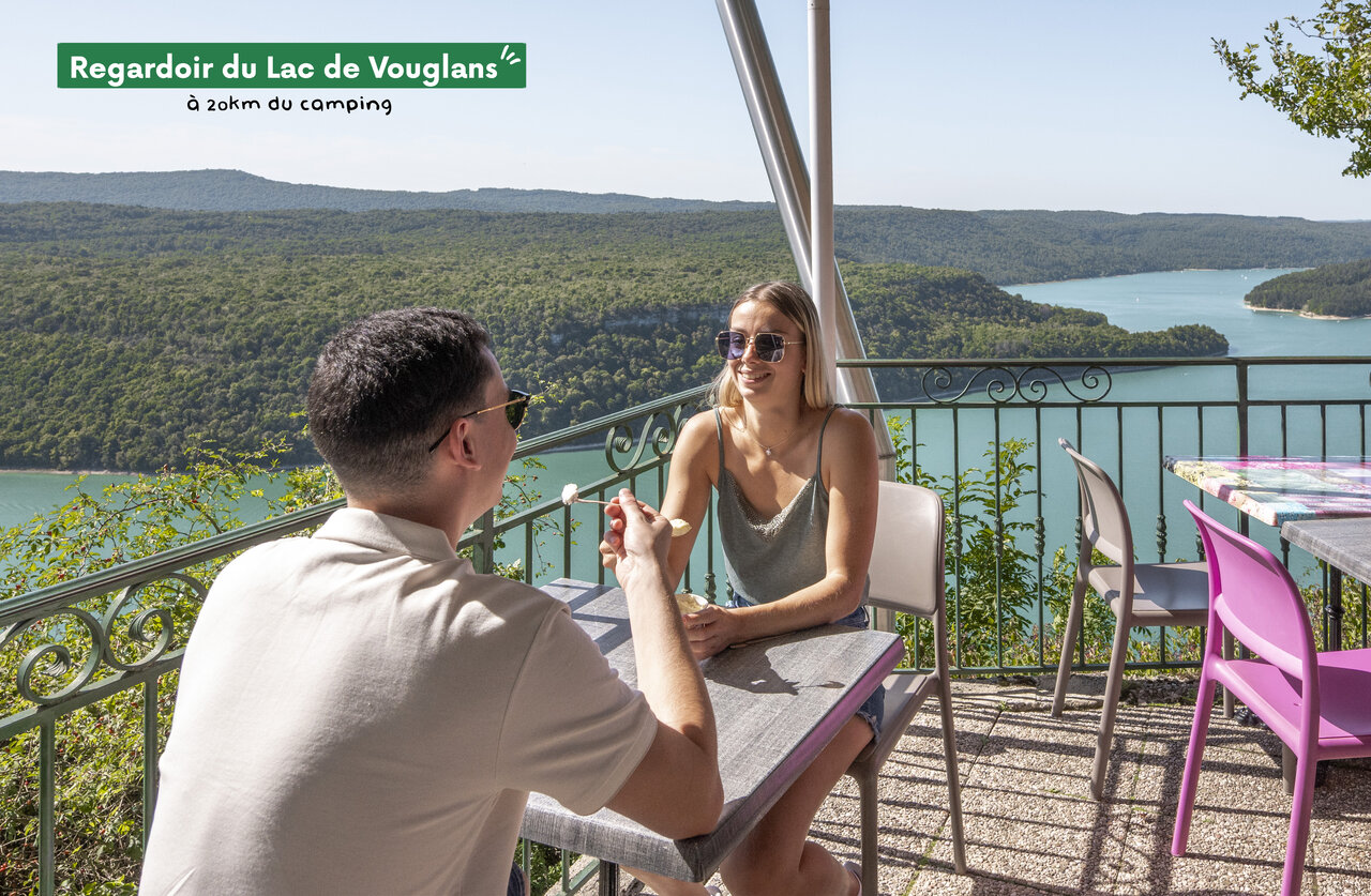 Mirador del Regardoir sobre el Lago de Vouglans, Jura, para visitar.