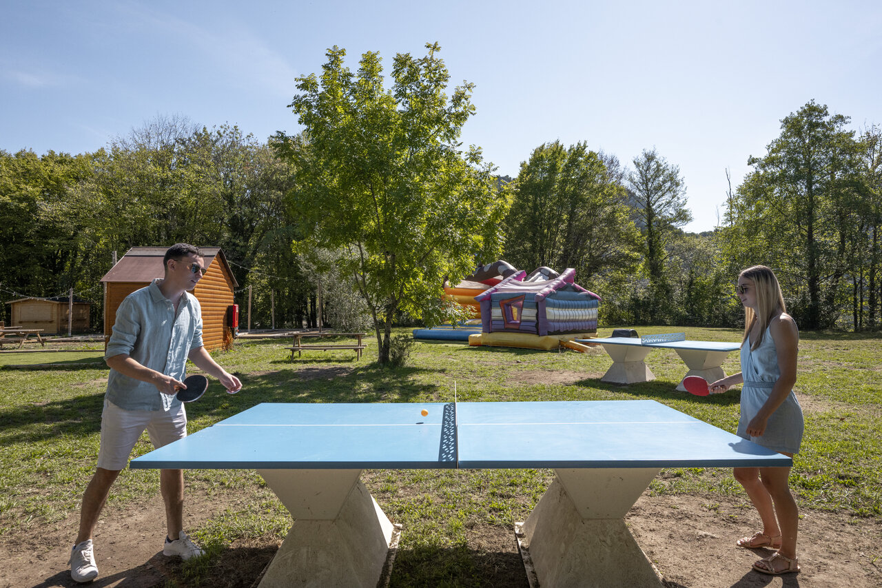 Partido de ping-pong y castillo hinchable en el camping CLICOCHIC Chancia en Chancia (01).