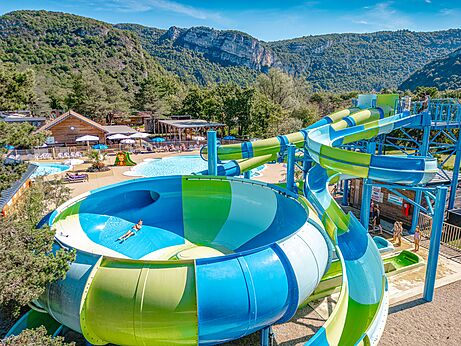 Toboganes acuáticos y piscinas exteriores del camping CLICOCHIC Chancia en Chancia (01).