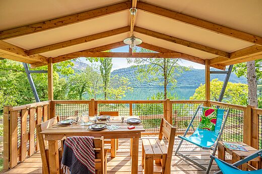 Terraza de Mobil-home, vista lago, en el camping CLICOCHIC Chancia (01).