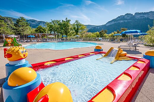 Zona de juegos acuáticos y piscina exterior en camping CLICOCHIC Chancia (01).