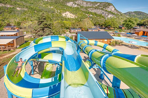 Tobogán acuático gigante y piscina exterior en el camping CLICOCHIC Chancia en Chancia (01).