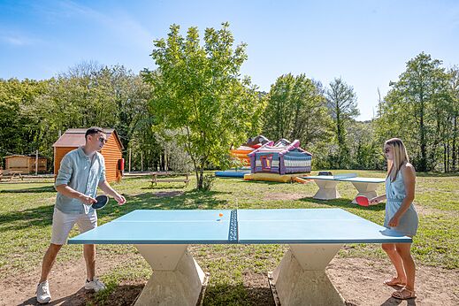 Partido de ping-pong y juegos inflables en el camping CLICOCHIC Chancia en Chancia (01).