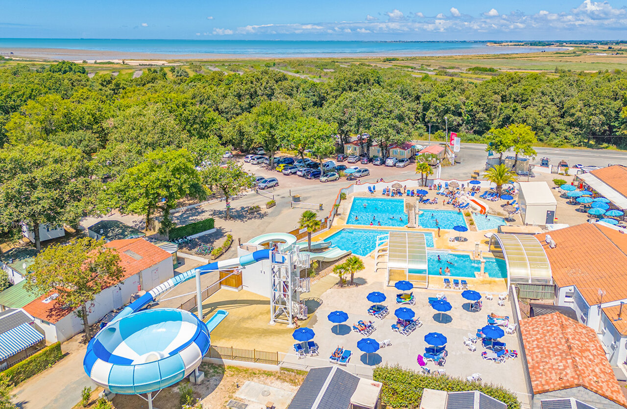 Complejo acu�tico con tobog�n y piscinas en el camping VAGUES OCEANES Domaine les Charmilles (17).