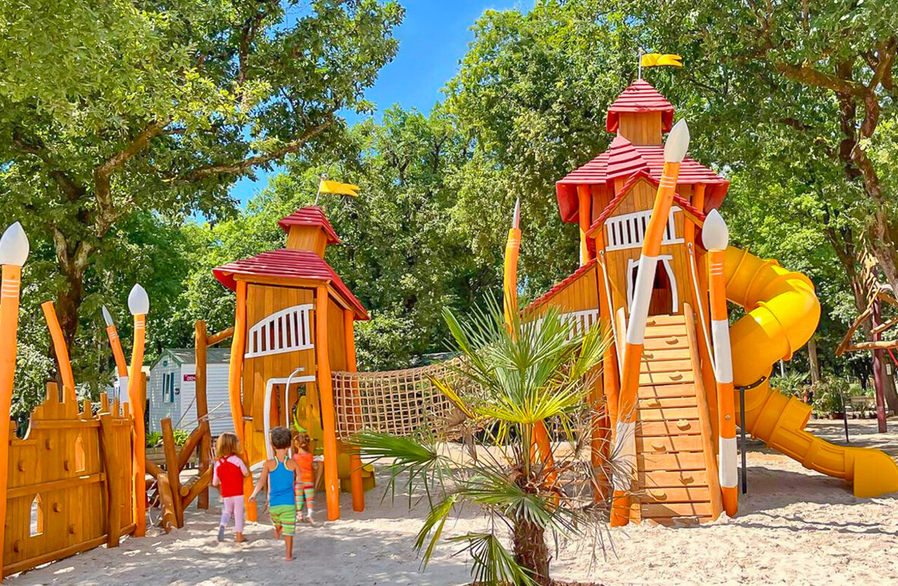 Gran parque infantil de madera con tobog�n para ni�os en el camping VAGUES OCEANES Domaine les Charmilles en Saint-Laurent-de-la-Pr�e (17).