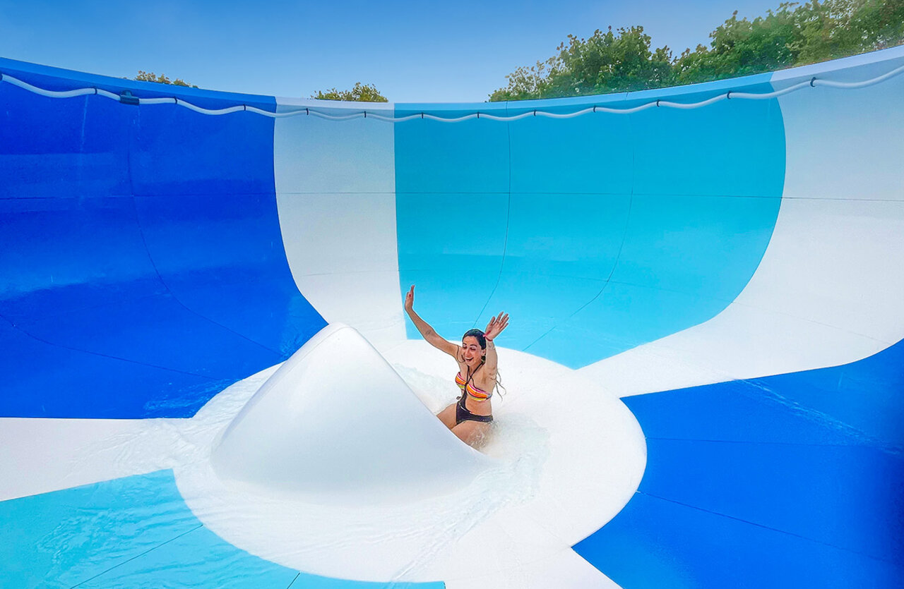 Tobog�n acu�tico gigante con mujer sonriente en el camping VAGUES OCEANES Domaine les Charmilles.