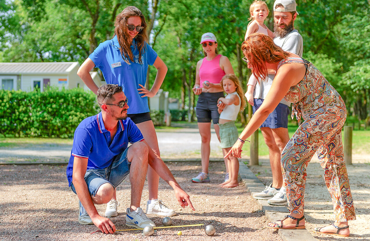 Petanca familiar en el camping VAGUES OCEANES Domaine les Charmilles en Saint-Laurent-de-la-Pr�e (17).