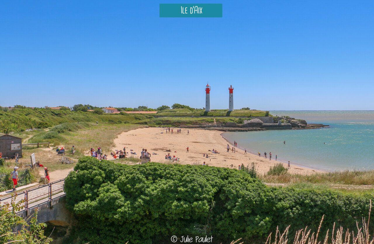 Playa de la Isla de Aix con faros, lugar tur�stico cerca de Saint-Laurent-de-la-Pr�e.