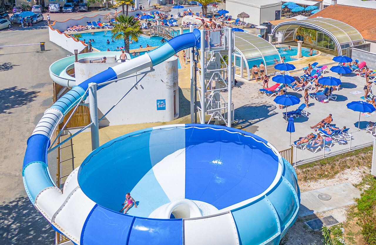 Tobog�n acu�tico, piscinas en el camping VAGUES OCEANES Domaine les Charmilles en Saint-Laurent-de-la-Pr�e (17).