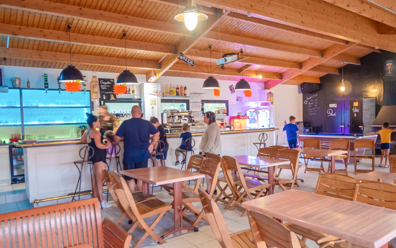 Bar, restaurante y billar en el camping VAGUES OCEANES Domaine les Charmilles.