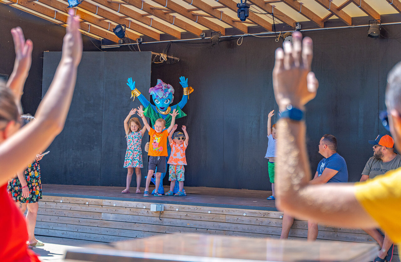 Animaci�n infantil con mascota en el escenario del camping VAGUES OCEANES Domaine les Charmilles.