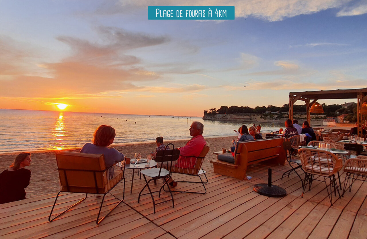 Restaurante de playa con terraza de madera al atardecer, Playa de Fouras.