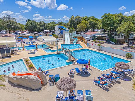 Gran parque acu�tico con piscinas y toboganes en el camping VAGUES OCEANES Domaine les Charmilles en Saint-Laurent-de-la-Pr�e (17).