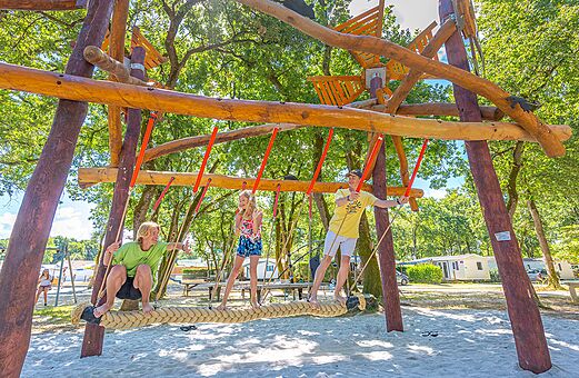 Gran estructura de juegos de madera en el camping VAGUES OCEANES Domaine les Charmilles.