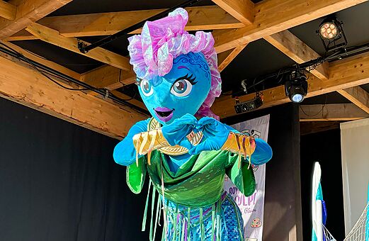 Mascota azul animación en el camping VAGUES OCEANES Domaine les Charmilles en Saint-Laurent-de-la-Prée (17).