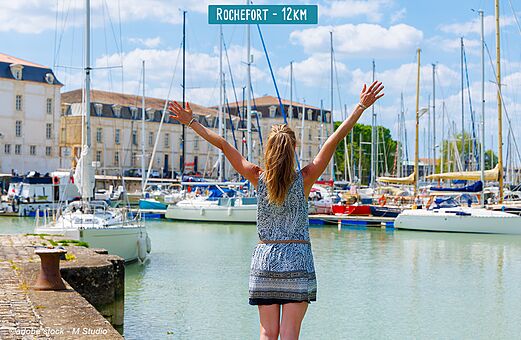 Puerto deportivo de Rochefort con veleros, un lugar para visitar en Charente-Maritime.