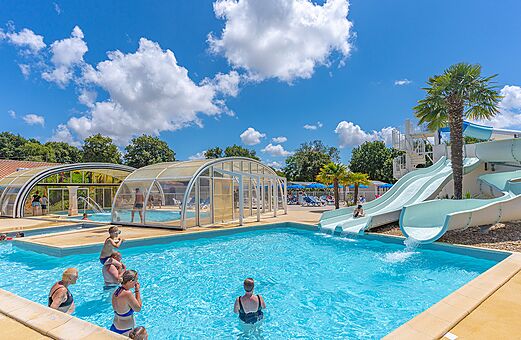 Piscina, toboganes, piscinas cubiertas en el camping VAGUES OCEANES Domaine les Charmilles (17).
