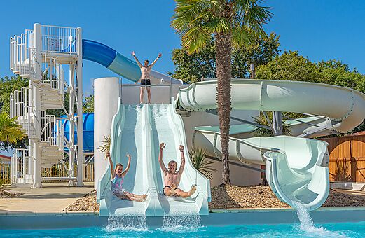 Toboganes acuáticos y piscina exterior en el camping VAGUES OCEANES Domaine les Charmilles.