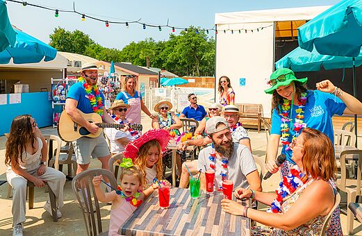Animación musical y bebidas en el camping VAGUES OCEANES Domaine les Charmilles en Saint-Laurent-de-la-Prée (17).