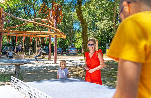 Zona de juegos, columpios, ping-pong en el camping VAGUES OCEANES Domaine les Charmilles en Saint-Laurent-de-la-Prée (17).