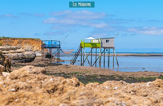Caba�as de pesca tradicionales sobre pilotes en marea baja, Isla Madame, Charente-Maritime.