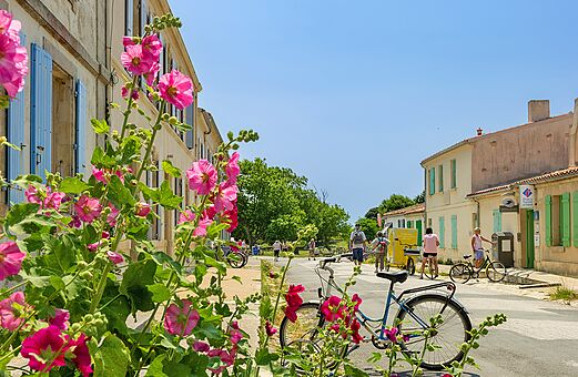 Calle florida de un pueblo t�pico con bicicletas, para visitar cerca del camping.