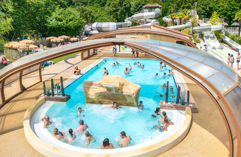Piscinas exteriores, toboganes acu�ticos y jacuzzi en el camping VAGUES OCEANES Chataigneraie en Prats-de-Carlux.