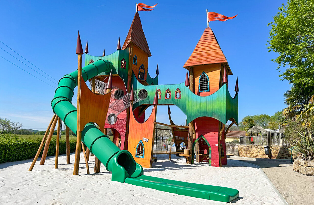 Gran estructura de juegos castillo con tobog�n en el camping VAGUES OCEANES Chataigneraie en Prats-de-Carlux (24).