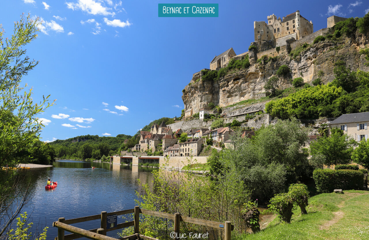 Pueblo medieval de Beynac-et-Cazenac en Dordo�a, con su castillo y r�o.