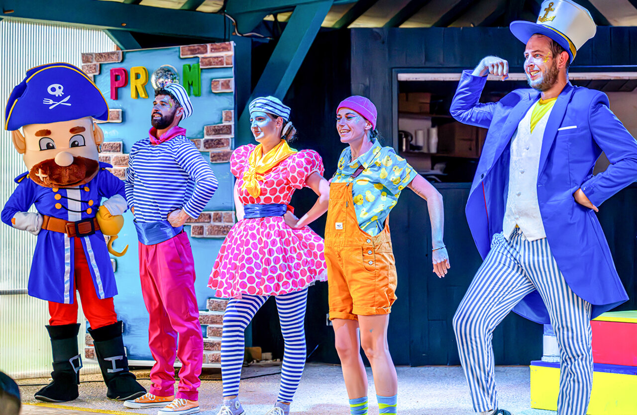 Espect�culo con mascota y animadores en el camping VAGUES OCEANES Chataigneraie en Prats-de-Carlux.