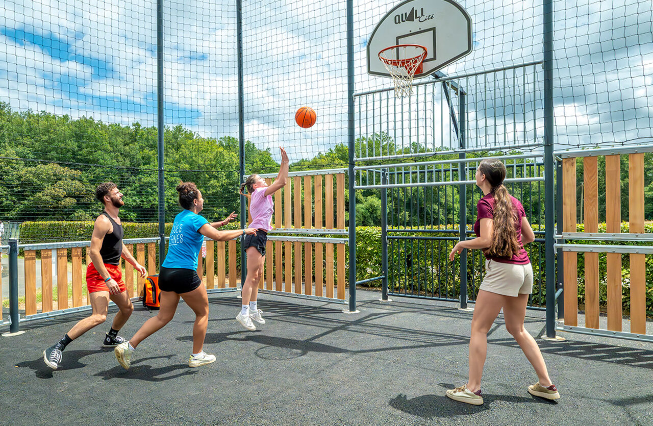 Cancha de baloncesto multideporte con j�venes jugando en camping VAGUES OCEANES Chataigneraie en Prats-de-Carlux.