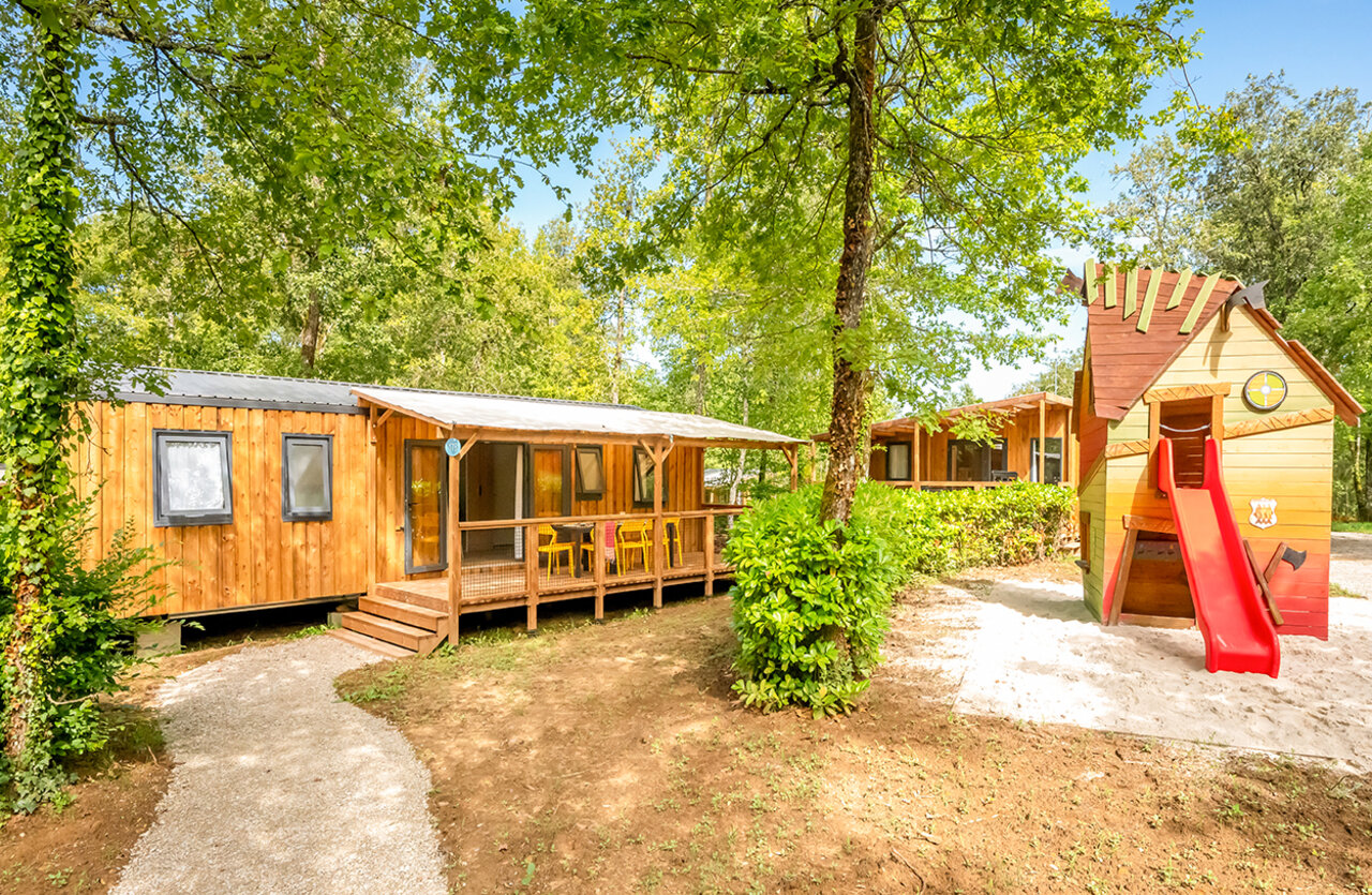 Casa m�vil madera, terraza, juegos ni�os en camping VAGUES OCEANES Chataigneraie Prats-de-Carlux.