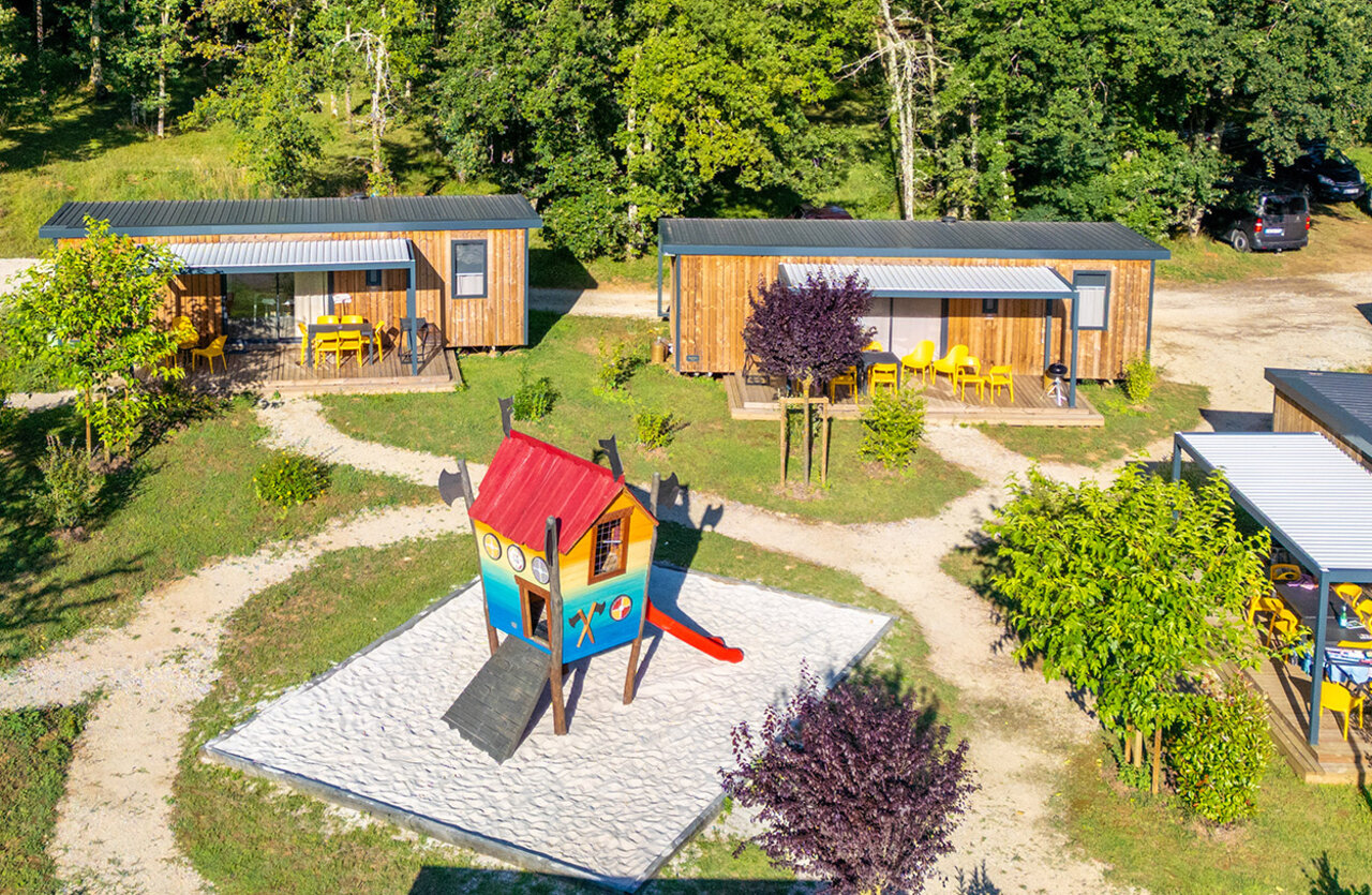 Mobil-homes de madera, zona de juegos caba�a tobog�n en el camping VAGUES OCEANES Chataigneraie en Prats-de-Carlux (24).