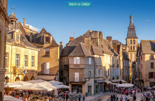Plaza hist�rica animada de Sarlat-la-Can�da, Dordo�a, para visitar cerca del camping.