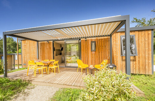 Mobil-home, terraza en el camping VAGUES OCEANES Chataigneraie en Prats-de-Carlux (24).