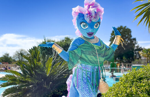 Personaje de animaci�n sirena azul en el camping VAGUES OCEANES Chataigneraie en Prats-de-Carlux (24).