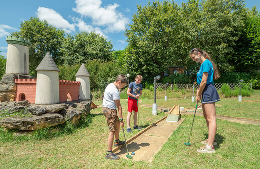 Minigolf con castillo en VAGUES OCEANES Chataigneraie en Prats-de-Carlux.