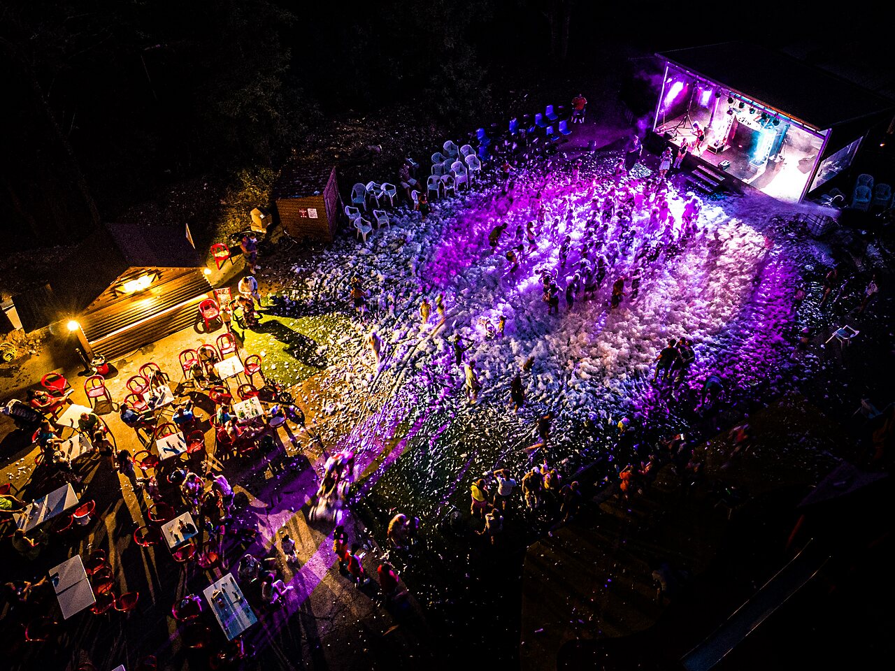 Fiesta de la espuma animada, escenario y bar en camping CLICOCHIC Ch�teau de Boisson (30).