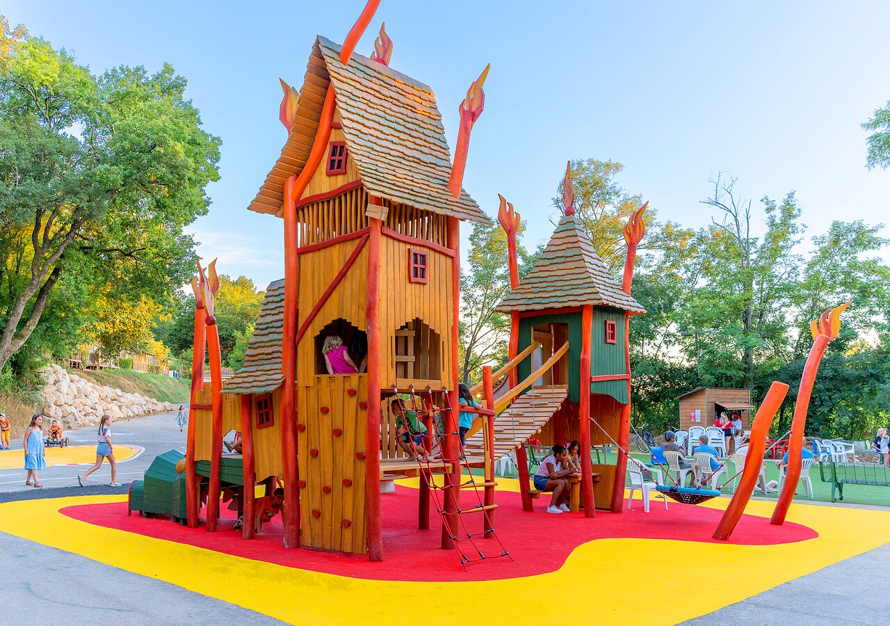 Gran parque infantil tem�tico de madera para ni�os en el camping CLICOCHIC Ch�teau de Boisson en All�gre-les-Fumades (30).
