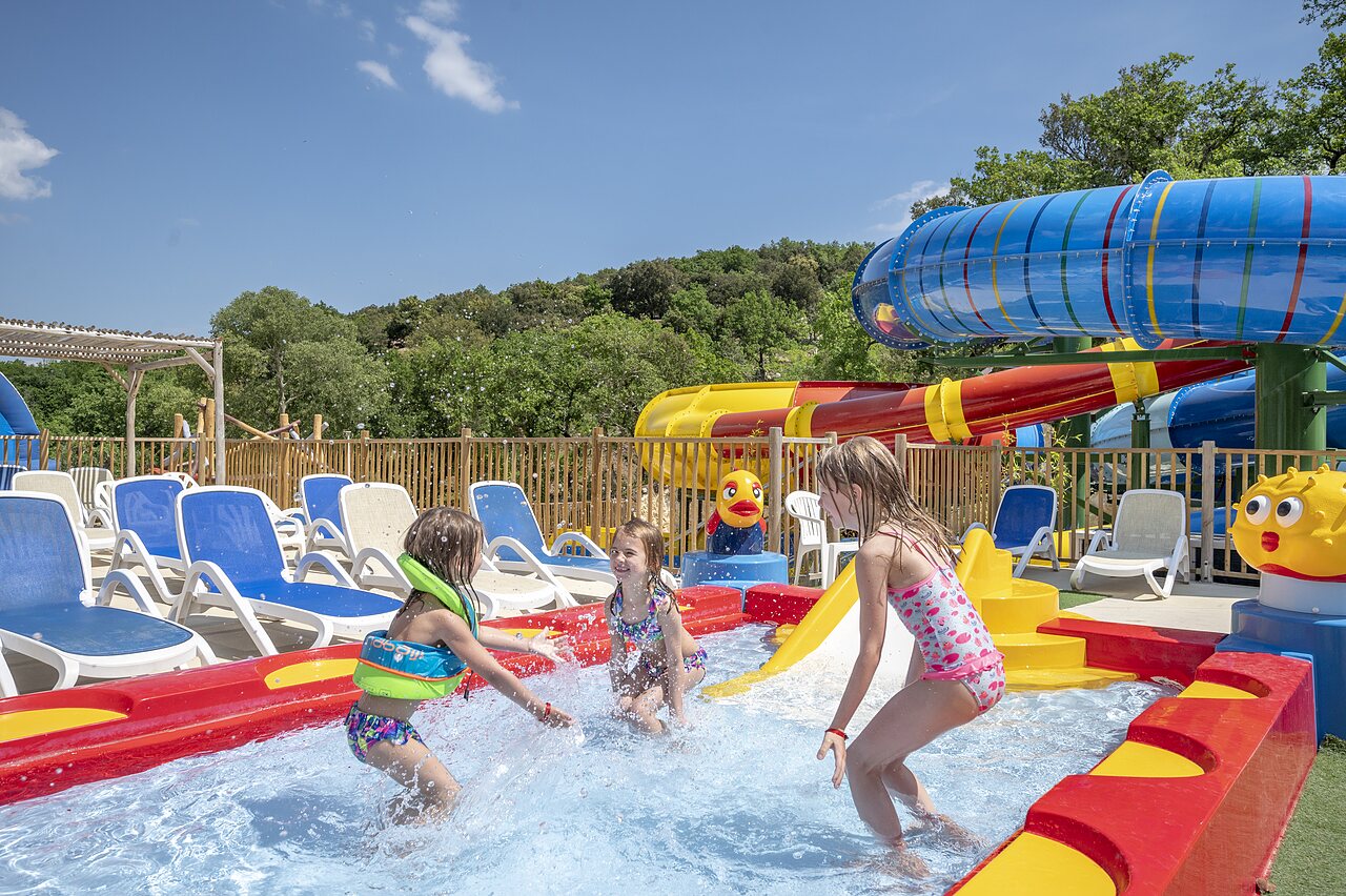 Piscina infantil, juegos, toboganes en camping CLICOCHIC Ch�teau de Boisson en All�gre-les-Fumades.