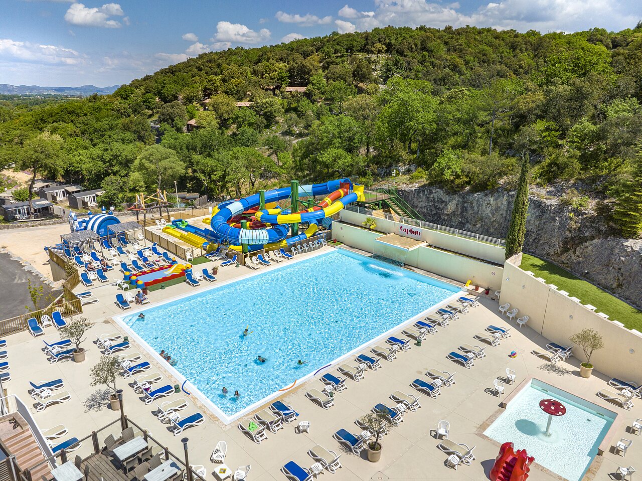 Piscina exterior, toboganes gigantes y piscina infantil en el camping CLICOCHIC Ch�teau de Boisson (30).