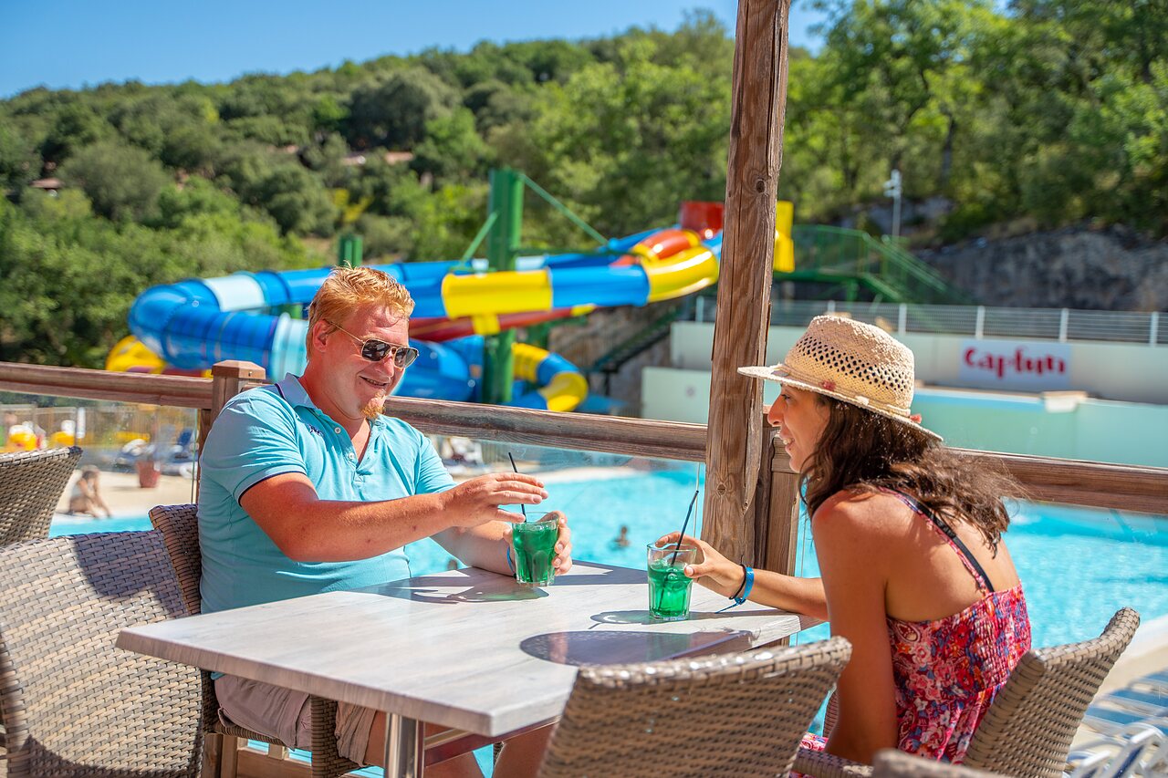 Bar piscina, pareja, toboganes, camping CLICOCHIC Ch�teau de Boisson All�gre-les-Fumades.