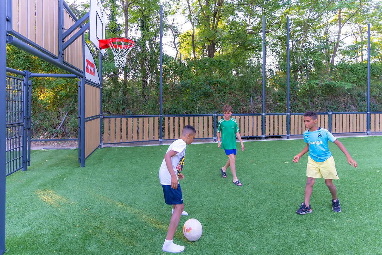 Campo multideportivo ni�os jugando en camping CLICOCHIC Ch�teau de Boisson All�gre-les-Fumades.