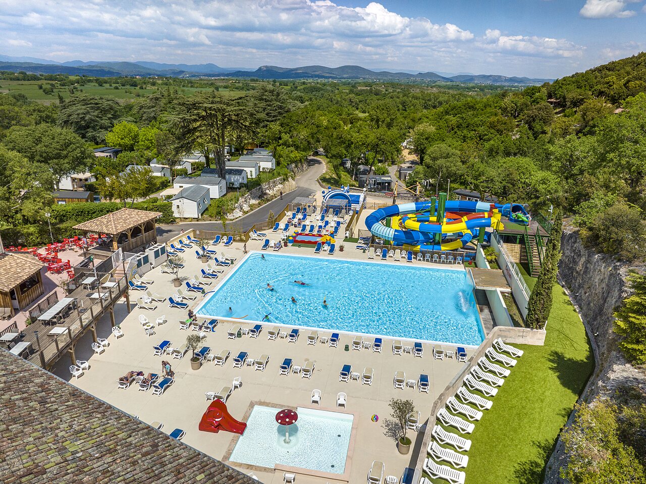 Complejo acu�tico, toboganes, piscina infantil en camping CLICOCHIC Ch�teau de Boisson (30).