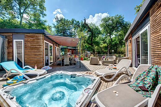 Mobil-home, jacuzzi y terraza en el camping CLICOCHIC en All�gre-les-Fumades (30).