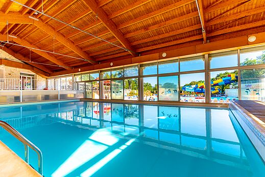 Piscina cubierta en el camping CLICOCHIC Château de Boisson en Allègre-les-Fumades.