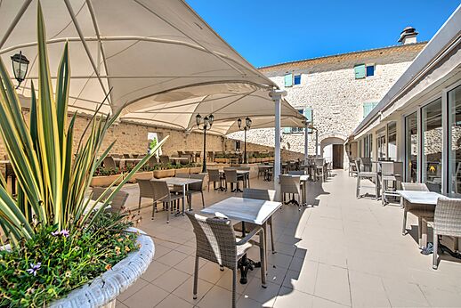 Terraza exterior sombreada del restaurante en camping CLICOCHIC Ch�teau de Boisson.