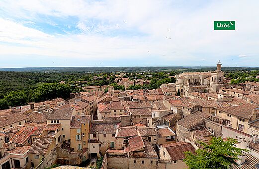 Ciudad de Uzès con sus tejados antiguos e iglesia histórica en Occitania.