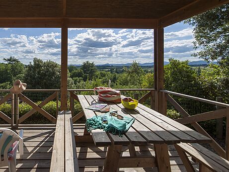 Terraza de alojamiento con vista panorámica en el camping CLICOCHIC Château de Boisson.